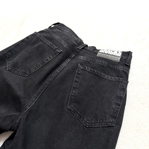 MOTHER SNACKS 26 High Rise Funnel Heel Cuff Jeans in Smacking Good washed black - Picture 11 of 13